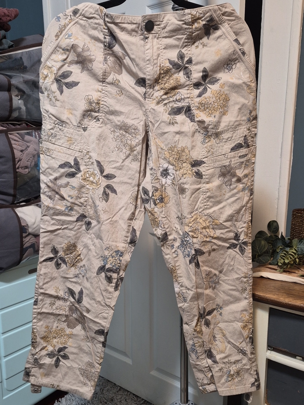 Democracy Cream Floral Cargo Ankle Pants with Gray and Yellow Print